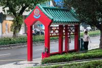 Imagine atasata: 1200px-Bus_stop_in_Macau_(6993759717).jpg